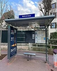 512px-Arrêt_Bus_Mairie_Sceaux_Rue_Houdan_-_Sceaux_(FR92)_-_2023-03-19_-_1 (1) Chabe01, CC BY-SA 4.0 <https://creativecommons.org/licenses/by-sa/4.0>, via Wikimedia Commons