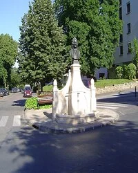 512px-Châtenay-Malabry_Statue_de_Voltaire_(2) (1) AntonyB, CC BY-SA 3.0 <https://creativecommons.org/licenses/by-sa/3.0>, via Wikimedia Commons